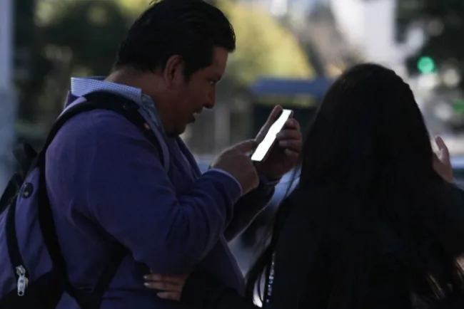 Senado avala entregar datos biométricos al gobierno para uso de celular