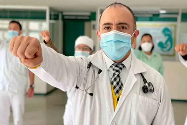 Tras estar intubado, urgenciólogo del IMSS regresa a atender pacientes COVID