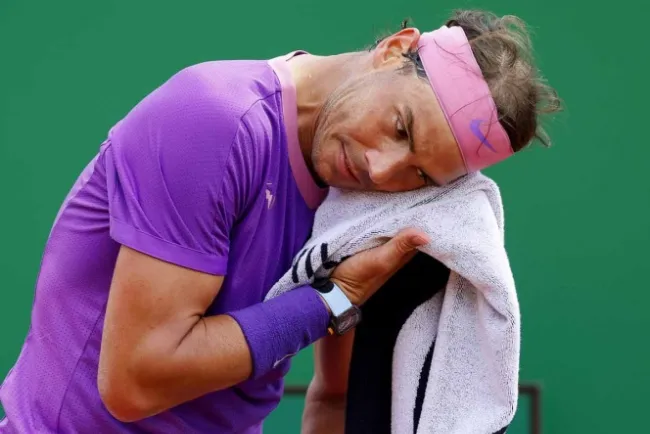 Nadal tiene complicado estreno en Barcelona