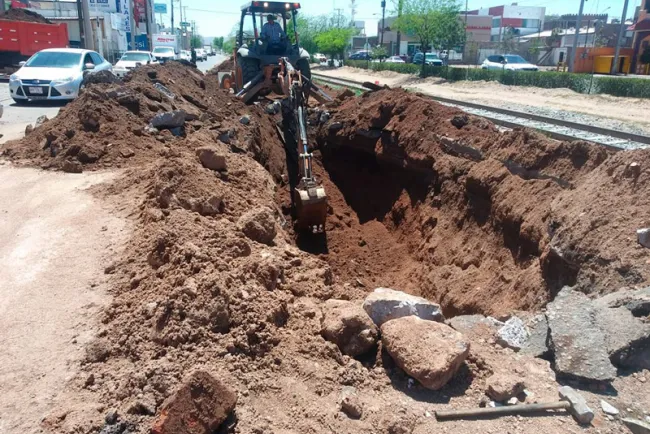 Colapsa línea principal de agua en la Ruiz Cortines