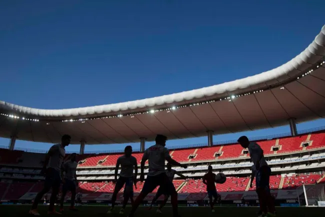 Evaluarán aumento de aforo en estadios de Jalisco