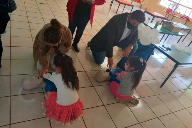 Instruyen a niños en primeros auxilios