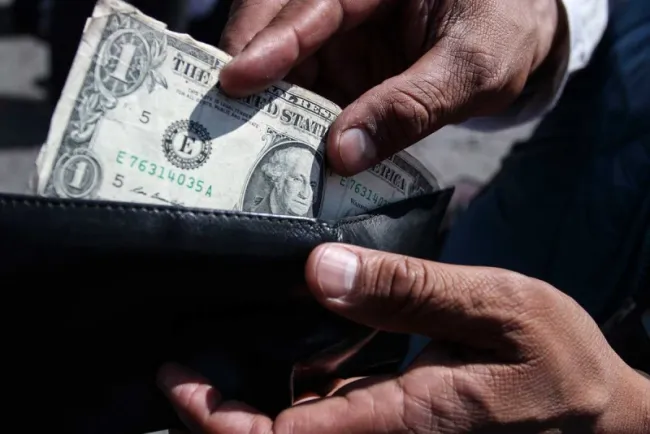 Aunque repunta el dólar, se mantiene debajo de los $20