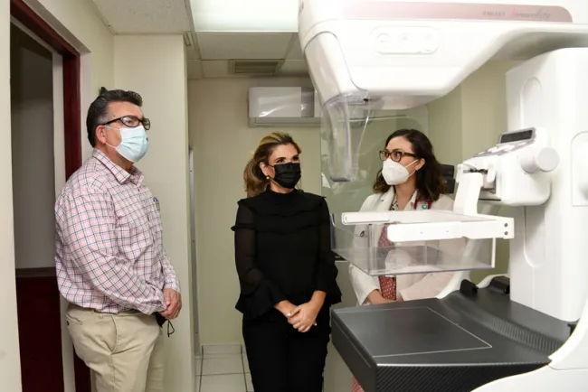 Constata Gobernadora atención de pacientes con nuevo mastógrafo en el CAAPS
