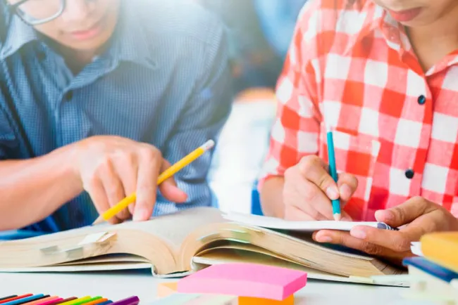 Orienta INJ a jóvenes decidir donde continuar sus estudios