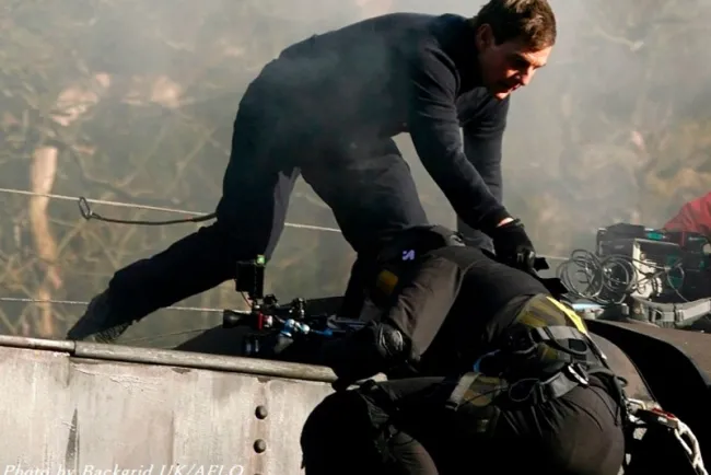 Tom Cruise salva a camarógrafo de caer de tren en movimiento