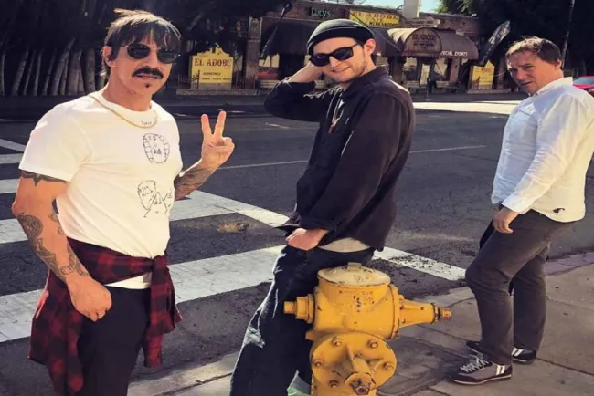 Red Hot Chili Peppers venden su catálogo a fondo británico