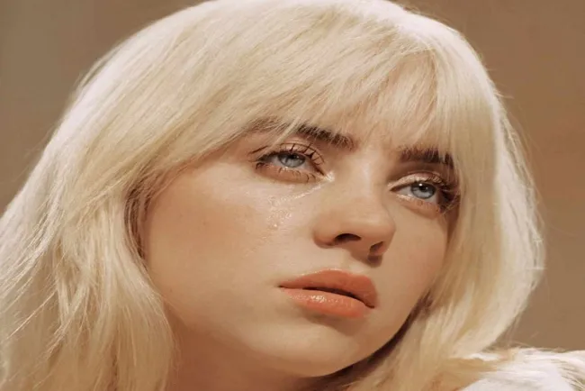 Billie Eilish cambia de look y se muestra como nunca; recibe críticas y halagos