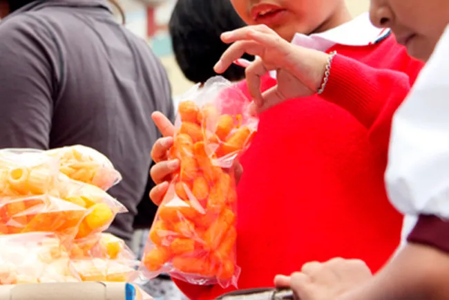 Modifican iniciativa sobre venta de comida chatarra a menores
