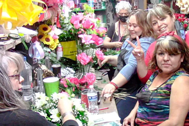 Preparados floristas para el 10 de Mayo