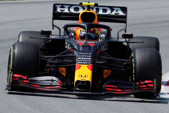 Mercedes retoma el dominio; ‘Checo’, décimo