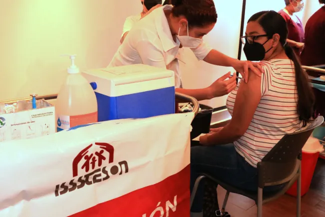 Aplica Isssteson más de mil vacunas contra Covid-19