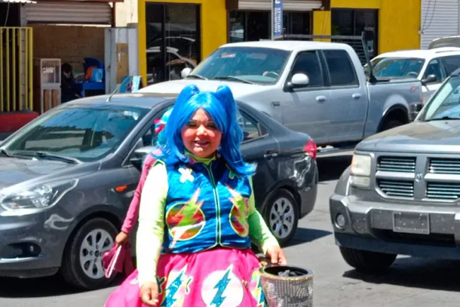 Entrega su pasión en las calles