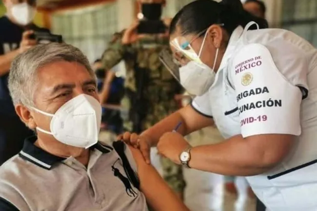 Inicia martes vacunación a maestros de Sonora