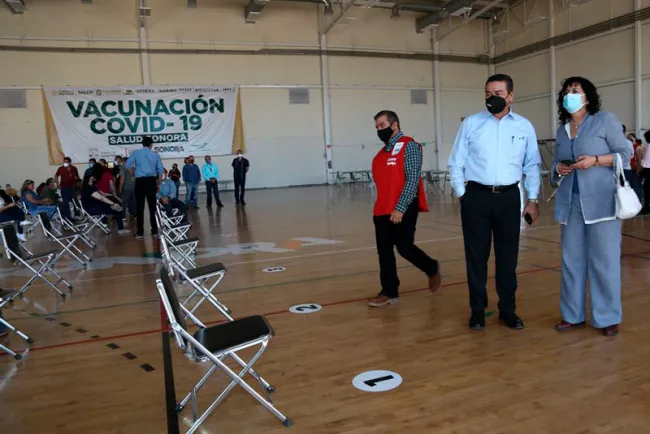 Inicia vacunación a personal educativo