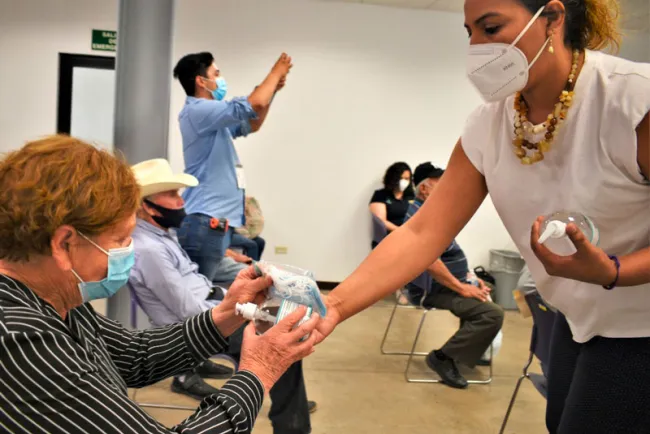 Capacita DIF a adultos mayores