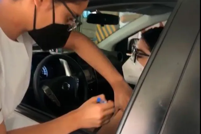 Inicia vacunación a maestros