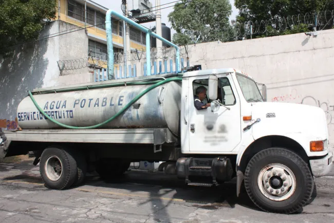 Refuerzan entrega de agua con pipas