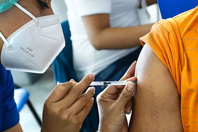 Llegan vacunas para mayores de 50 años