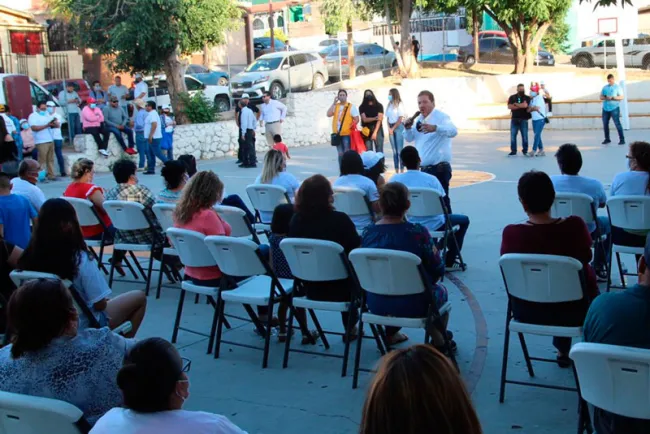Visita Jorge Freig la colonia Villa Sonora