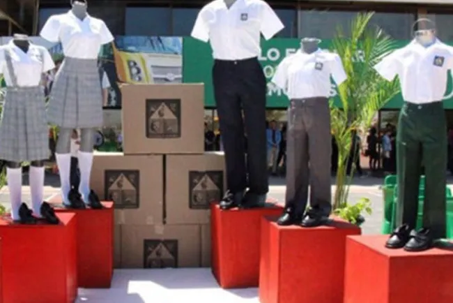 Avala Aepaf entrega de uniformes escolares