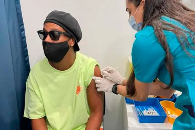 ‘Fe, gran esperanza’, dice Ronaldinho tras vacunarse