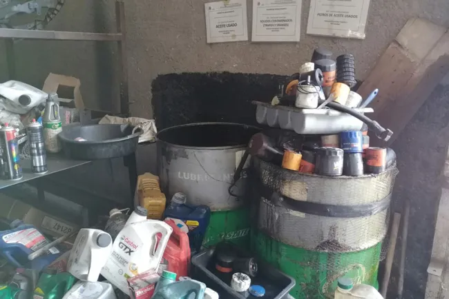 Recolectan desechos de aceites en talleres