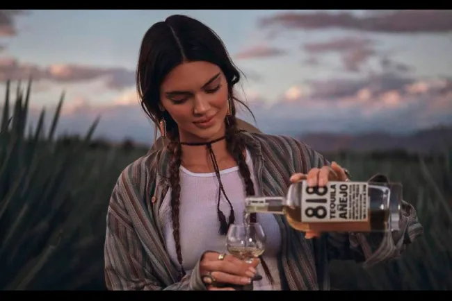 Kendall Jenner promociona su tequila 'a la mexicana'; le llueven críticas