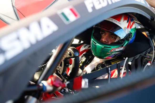 Aston Martin confía en piloto mexicano