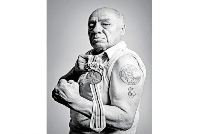 Una leyenda del deporte mexicano; con los puños arriba