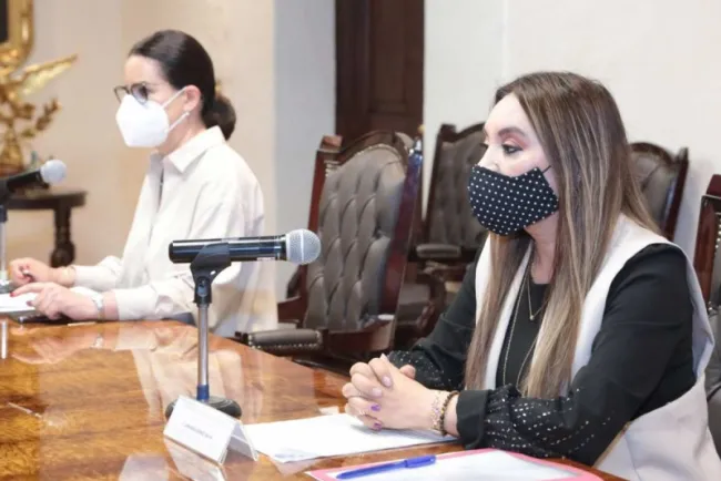 Enfermera que fingió vacunar a abuelita contra covid incurrió en falta administrativa