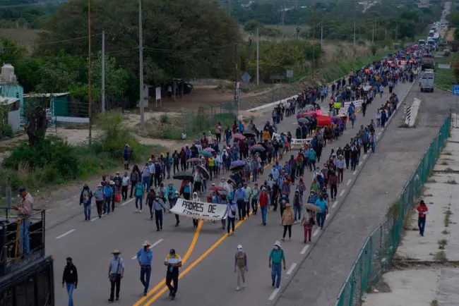 Sin causar destrozos, marchan normalistas de Mactumactzá en Tuxtla Gutiérrez