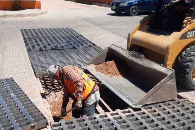 Dan seguridad a paso de vehículos