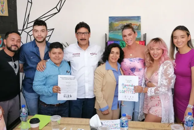 Firma Juan Gim agenda política LGBTTTIQ+