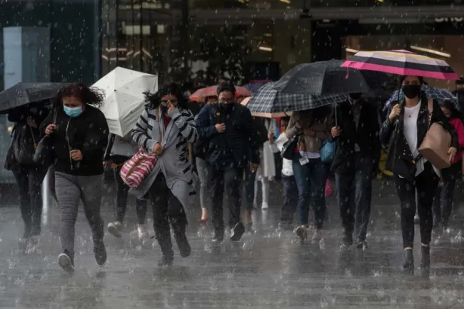 Tenga a la mano paraguas e impermeable, se prevén lluvias y granizadas