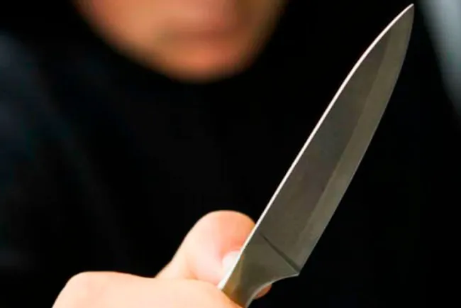CON PROFUNDO DOLOR, UNA MADRE ENTREGA A LAS AUTORIDADES DE LA FGJE SONORA, A SU HIJO DE 17 AÑOS DE EDAD, QUIEN PRIVÓ DE LA VIDA A OTRO JOVEN CON ARMA BLANCA, LUEGO DE UNA DISPUTA
