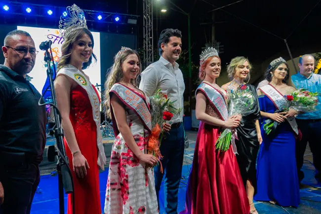 Disfrutan nogalenses la Feria de Las Flores