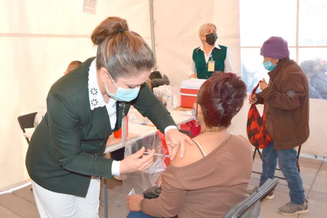 Inicia vacunación a adultos