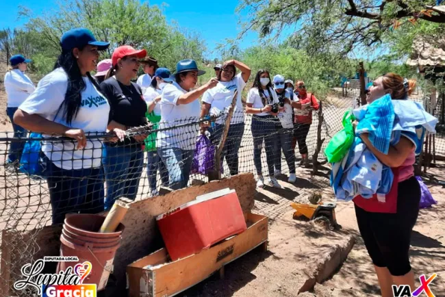 Visita Lupita Gracia a familias de Santa Cruz