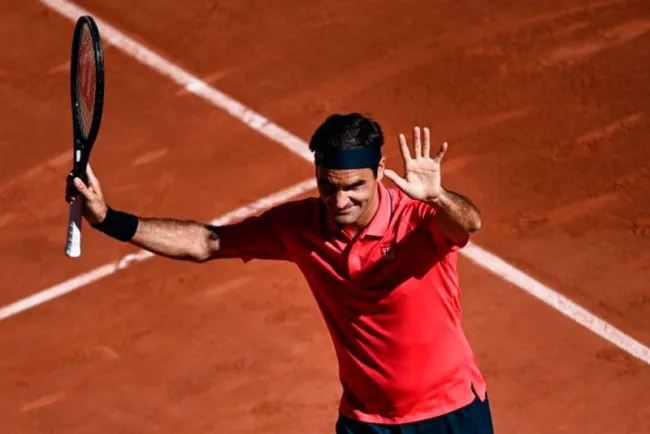 Federer vuelve a Roland Garros con victoria cómoda