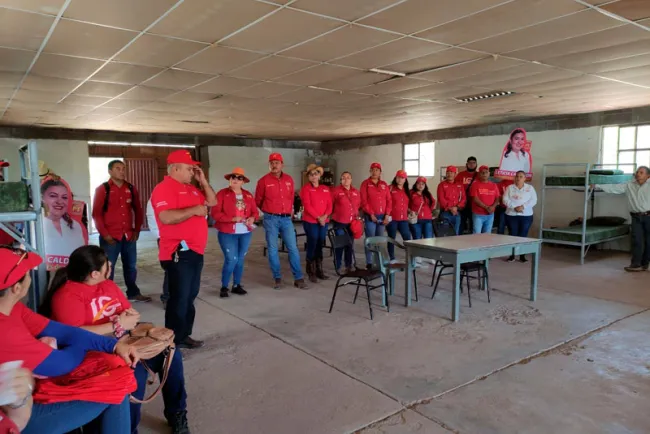 Reciben ejidatarios de la Arizona a Leticia Calderón