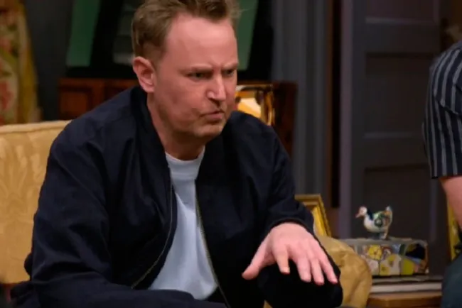 Director de reunión de Friends defiende extraña actitud de Matthew Perry