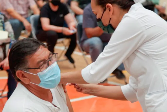 Avanza al 90% vacunación para personas de 50 a 59