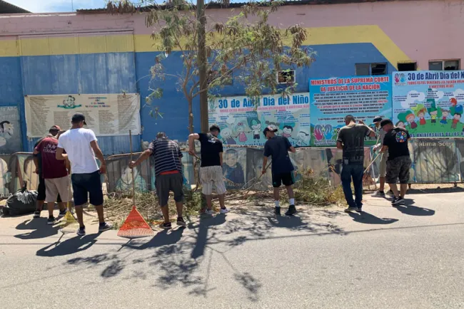 Realizan jóvenes limpieza en predio de Guardería ABC