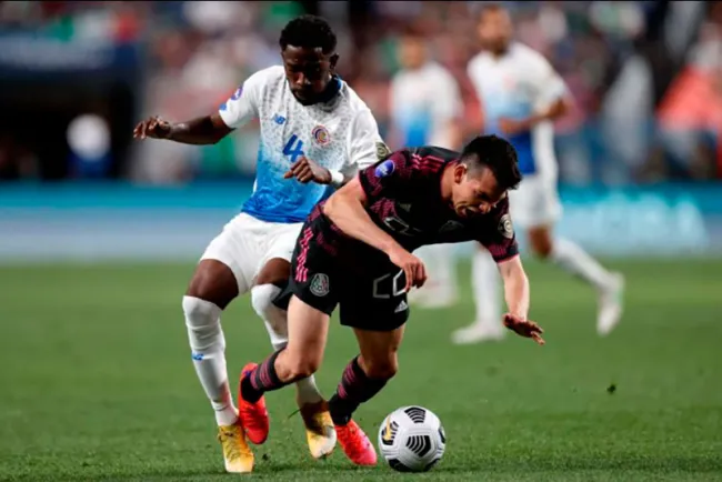 ‘Chucky’ Lozano se queja del arbitraje ante Costa Rica