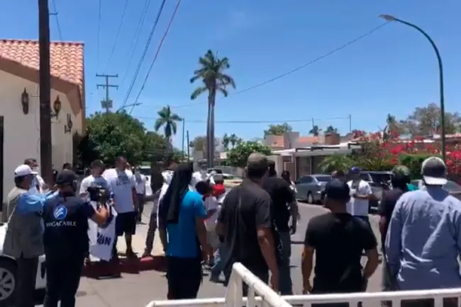 Llegan simpatizantes a los golpes