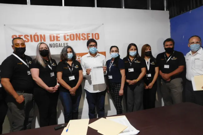 Recibe Gim constancia