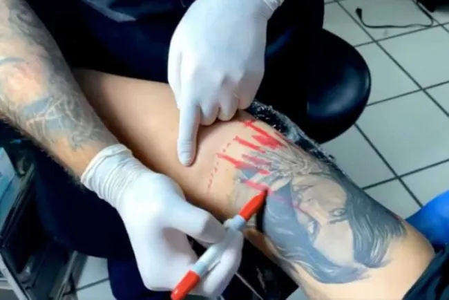 Lupillo Rivera cubre tatuaje de Belinda con diseño de su hijo; en redes se burlan