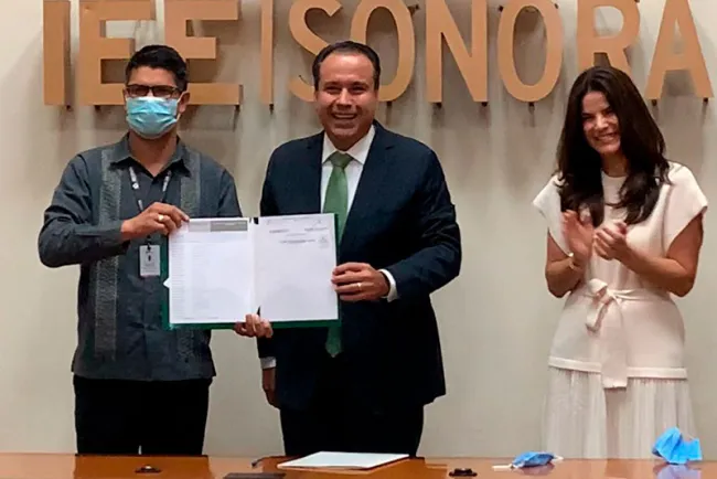 Recibe Toño Astiazarán constancia de mayoría