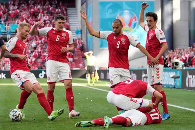 Eriksen sale del hospital; visita a su selección.